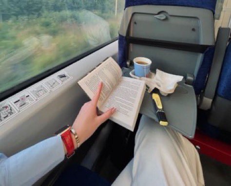 lilyychloe's tweet photo. bringing a book everywhere is rare aesthetics https://t.co/jCQfL2RLnG