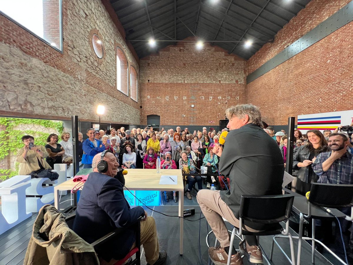 José María Pérez 'Peridis' nos acompaña en directo desde el Festival de El País para celebrar sus 50 años. Desde que se fundó habrá publicado en torno a 18.000 viñetas. #ElPaís50Aniversario