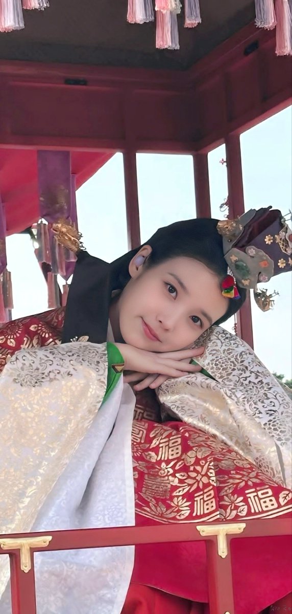 지은시
IU Instagram
mobile wallpaper
#21세기대군부인 #PerfectCrown #아이유 #IU #성희주 #SeongHuiju
