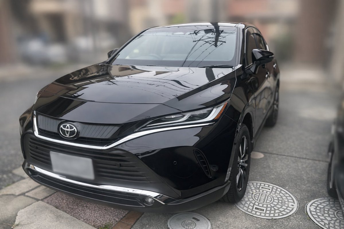 H_Koike18's tweet photo. 白のハリアー売って次は黒のハリアー🤣
175cmオーバーの家族4人が乗るには少し狭いけどよく走るええ車！
色以外変わらんのに1年9ヶ月前に買った時より少し安くなった☺️
さっそく環境性能割課税廃止の恩恵受けました！

画像処理面倒やからAIで処理させたらAIで生成って出るんや…知らんかった😳 https://t.co/i4sVzHcR34