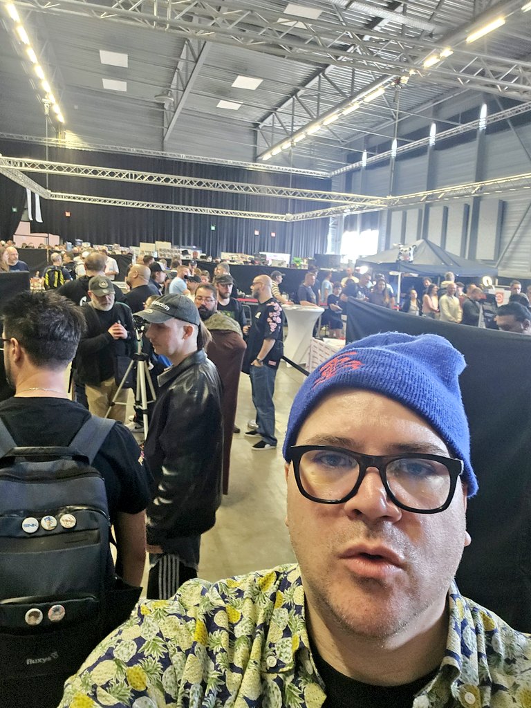 mrquarate's tweet photo. A la Pixel Days avec la team Hard Looters ! C'est l'énorme salon du rétro gaming, j'vais essayer de stream taleur, pardon. https://t.co/SmdV3gx5hm