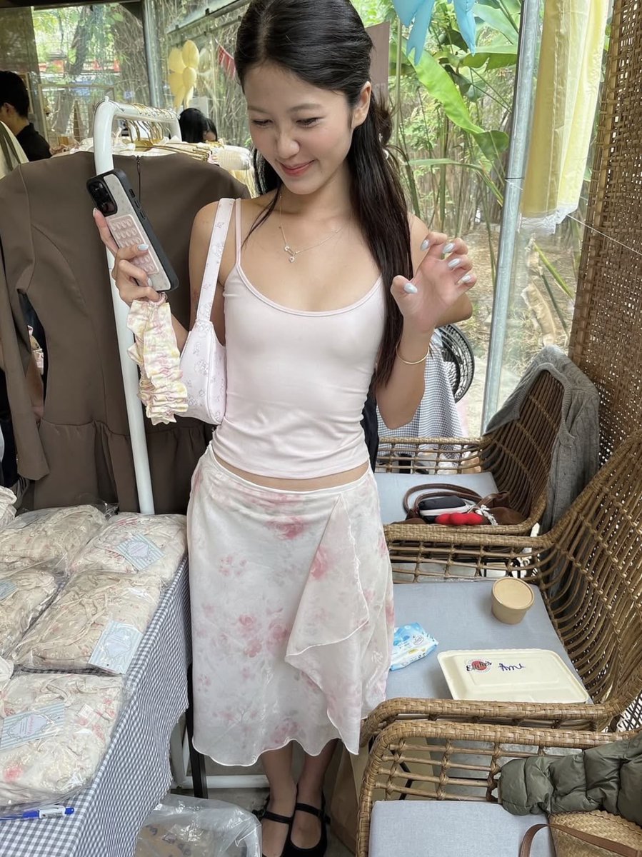 Tokkok11's tweet photo. เค้าอยากได้กระโปรงแนวๆนี้ ป้ายยาหน่อยค้าบบ🙇🏻‍♀️🥺 https://t.co/eJMe1HWFGO