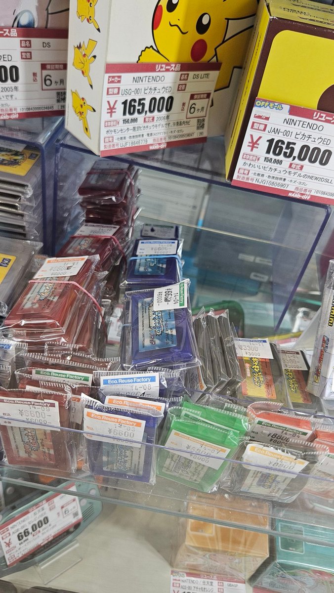 MajorSSB's tweet photo. i shouldve bought that emerald when i had the chance bro fuck you mean 30 rubies 20 sapphires and 0 emeralds 😭😭😭 https://t.co/gvXfNwWG6O