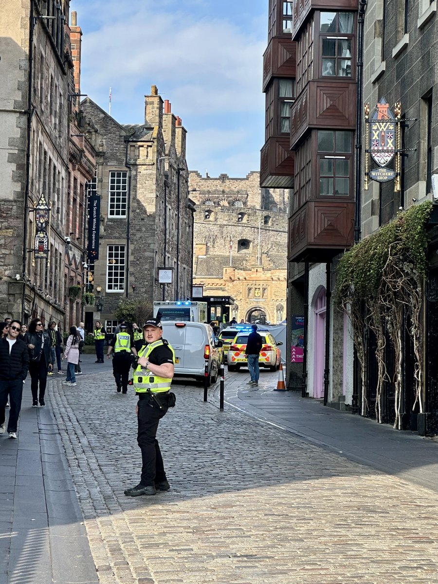 IanGee19's tweet image. A bit of drama to the day in #Edinburgh with the Castle closed due to an ongoing Police Incident, with a number of marked vehicles and uniformed officers in attendance. Luckily my ticket is for this afternoon.