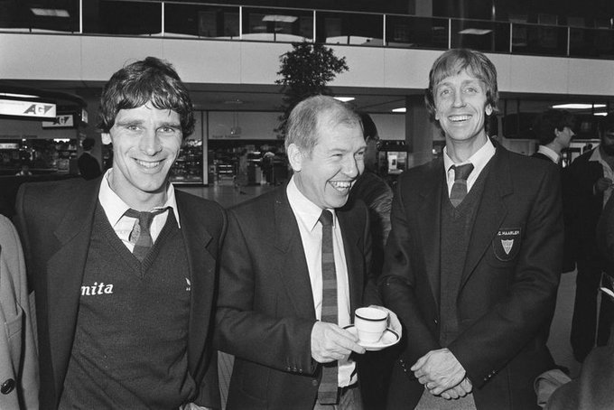 Voetballegends1's tweet photo. Vandaag is Martin Haar 74 jaar. De verdediger was één van de sterspelers van Haarlem, dat in het seizoen 1982/83 Europees voetbal speelde tegen AA Gent en Spartak Moskou (foto Nationaal Archief; Haar uiterst links op Schiphol voor vertrek naar Moskou). #martinhaar #hfchaarlem https://t.co/yiSpSSzUsW