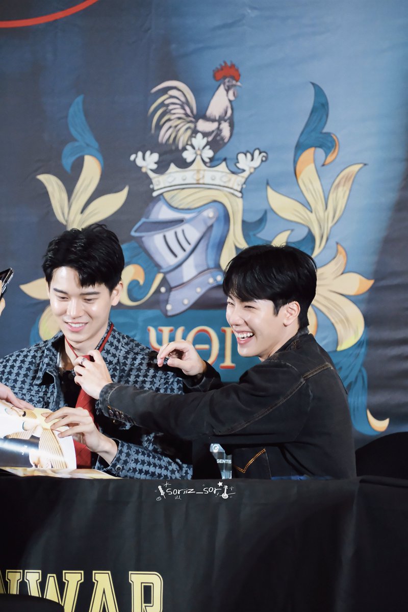 หยิ่นแกะไทด์ไม่ออก
พี่วอร์จะแกะให้
พี่ยอกรี๊ด
พี่วอร์บอก งั้นไม่แกะล้าาา
555555555555

#AYA_YINWAR2NDFANSIGN 
YINWAR 2ND FANSIGN AYA
#yinyin_anw #warwanarat #หยิ่นวอร์