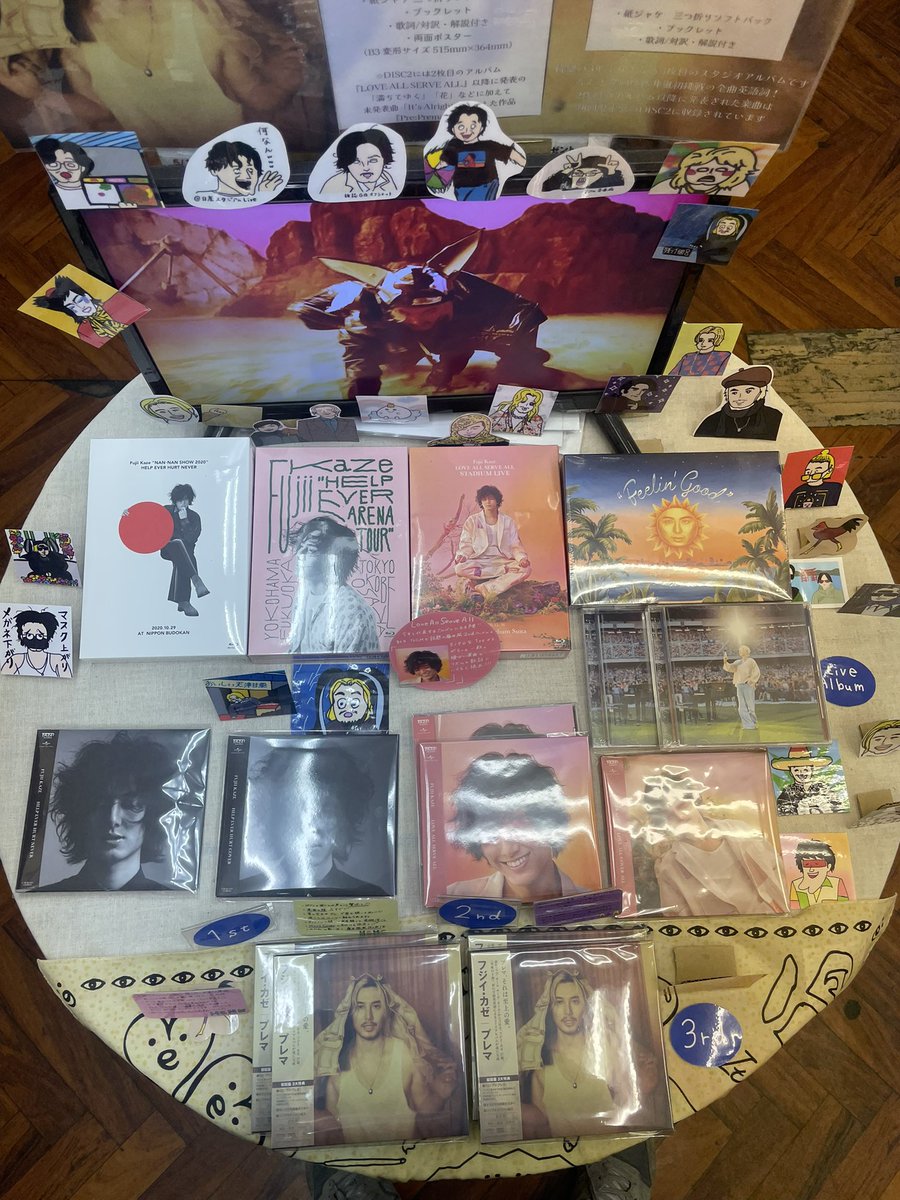 osawa_record's tweet photo. 藤井風コーナー好調♪
紙ジャケ4作にプラケース商品も引き続きご用意しています。
地元・遠方の風民さんでコーナーの空気も濃くなり、イラスト新作でゆっくり楽しめる空間になっています。
旅の途中にぜひ“風”を感じにお立ち寄りください🍃
GW中は休み無しで営業します。

#藤井風 #尾道 #大沢レコード https://t.co/UTSrpgNmBt