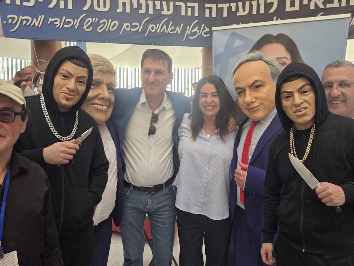 לצד התחפושות של ביבי וטראמפ, השקיעו בליכודיאדה והוסיפו גם אנשים מחופשים לנוער הנודר והדוקר ברוח התקופה