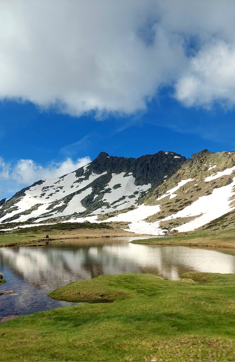 SierraMeteo's tweet photo. Bonito día ayer de paseo por el Circo de Peñalara. Está para disfrutarlo, con el deshielo y arrancando la primavera en altura. https://t.co/5b5IZz0qZ0