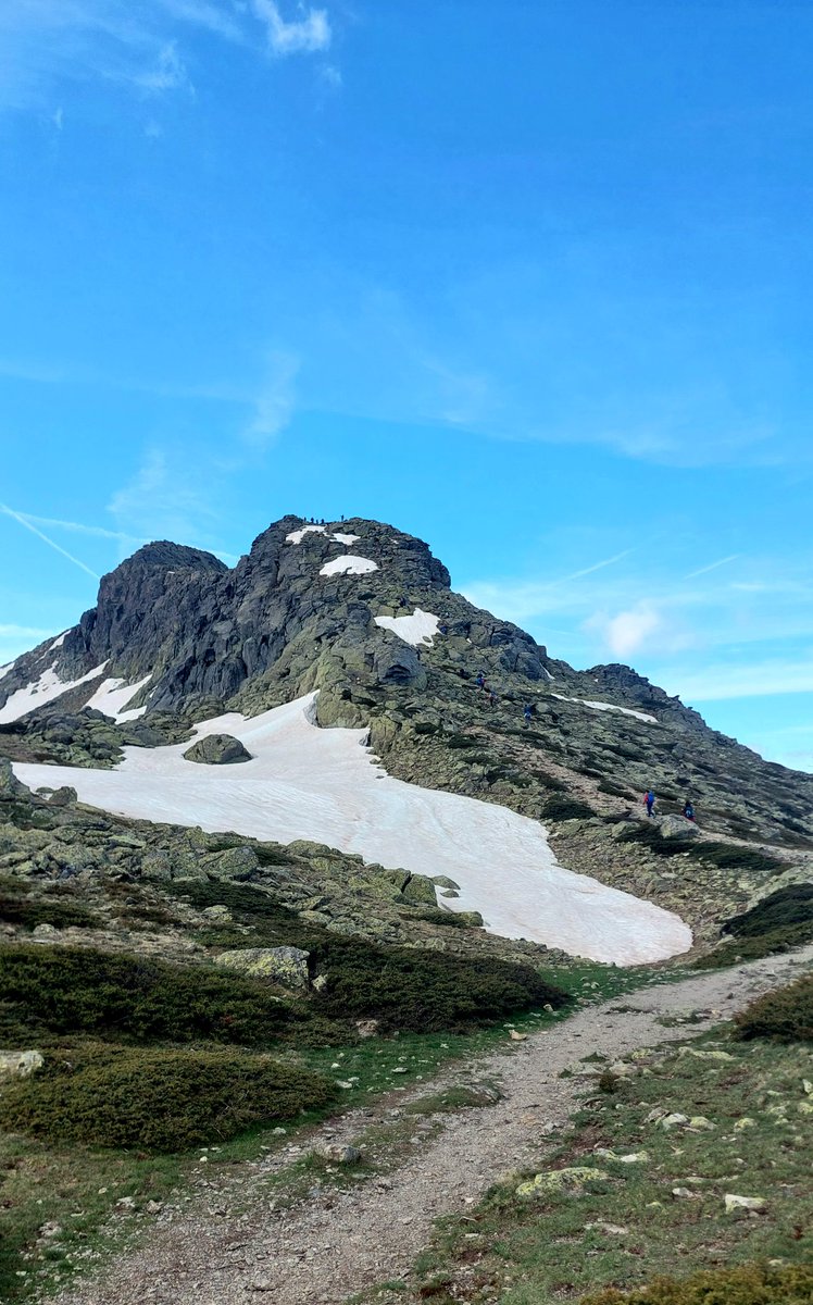SierraMeteo's tweet photo. Bonito día ayer de paseo por el Circo de Peñalara. Está para disfrutarlo, con el deshielo y arrancando la primavera en altura. https://t.co/5b5IZz0qZ0