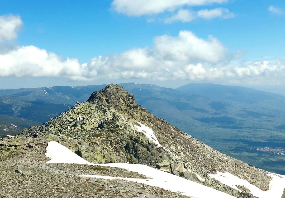 SierraMeteo's tweet photo. Bonito día ayer de paseo por el Circo de Peñalara. Está para disfrutarlo, con el deshielo y arrancando la primavera en altura. https://t.co/5b5IZz0qZ0