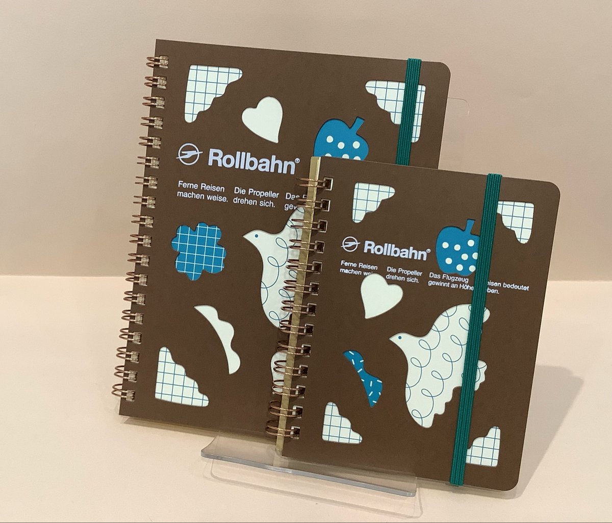 smith_umd's tweet photo. カラフルな色使いと、切り絵のようなモチーフが印象的な「メルタ」シリーズが入荷しました！ 型抜きの表現を生かしたデザインは、どこかぬくもりを感じさせます。ロルバーン ポケット付メモは、表紙の型抜きから内側の印刷が覗く、奥行きのある仕上がりになってます。
#ロルバーン #rollbahn #メルタ https://t.co/pWPMhcGw33