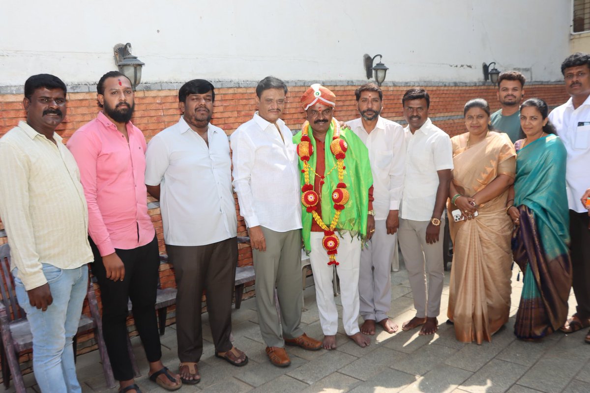 MlaMunirat52568's tweet image. ಇಂದು ಕೊಟ್ಟಿಗೆಪಾಳ್ಯದ ಮುಖಂಡರಾದ ಶ್ರೀ ನಾಗಣ್ಣ ಅವರು ಹುಟ್ಟುಹಬ್ಬದ ಪ್ರಯುಕ್ತ ಭೇಟಿಯಾಗಿ ಆಶೀರ್ವಾದ ಪಡೆದರು.#Munirathna #kottigepalya #BirthdayCelebration