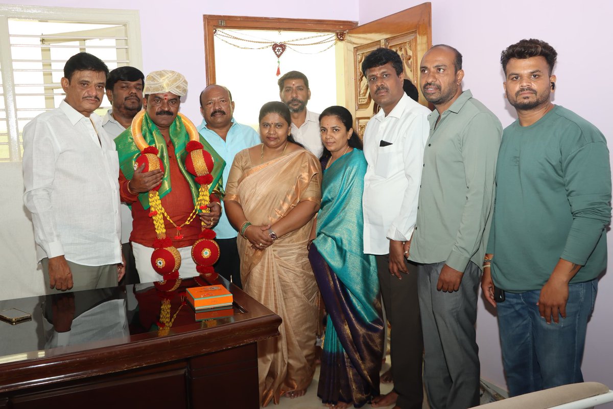 MlaMunirat52568's tweet image. ಇಂದು ಕೊಟ್ಟಿಗೆಪಾಳ್ಯದ ಮುಖಂಡರಾದ ಶ್ರೀ ನಾಗಣ್ಣ ಅವರು ಹುಟ್ಟುಹಬ್ಬದ ಪ್ರಯುಕ್ತ ಭೇಟಿಯಾಗಿ ಆಶೀರ್ವಾದ ಪಡೆದರು.#Munirathna #kottigepalya #BirthdayCelebration