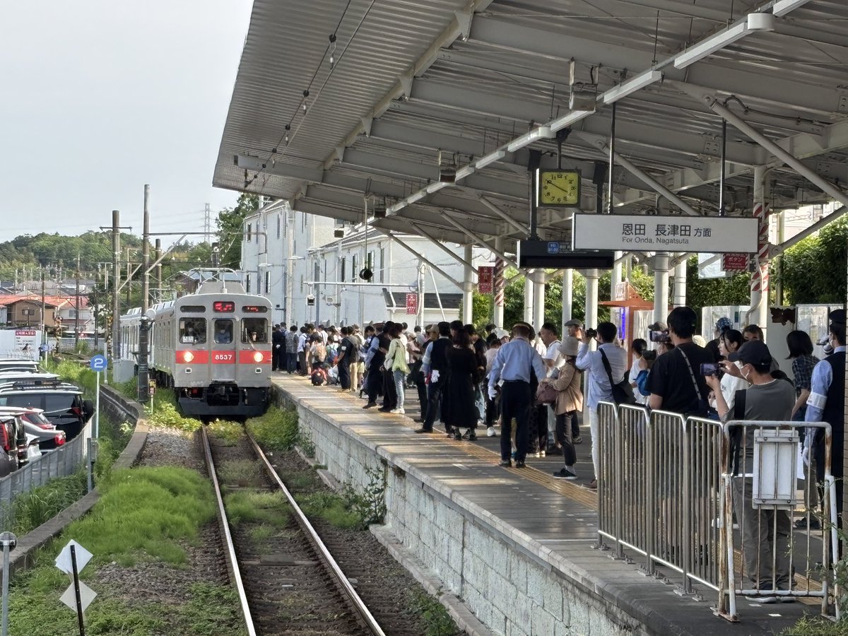 東急8500系8637F4両
こどもの国線臨時列車

今朝までの個人的事情としょうもないデマポストに気を揉んだが、夏日の快晴の下で昼から記録行脚。
懸念した荒れも見渡す限りはなく、人出が適度で分散する一般臨時電車で（今のところは）良かったかなと。
愚は2度繰り返さぬよう、声を掛け合い良い時間に。