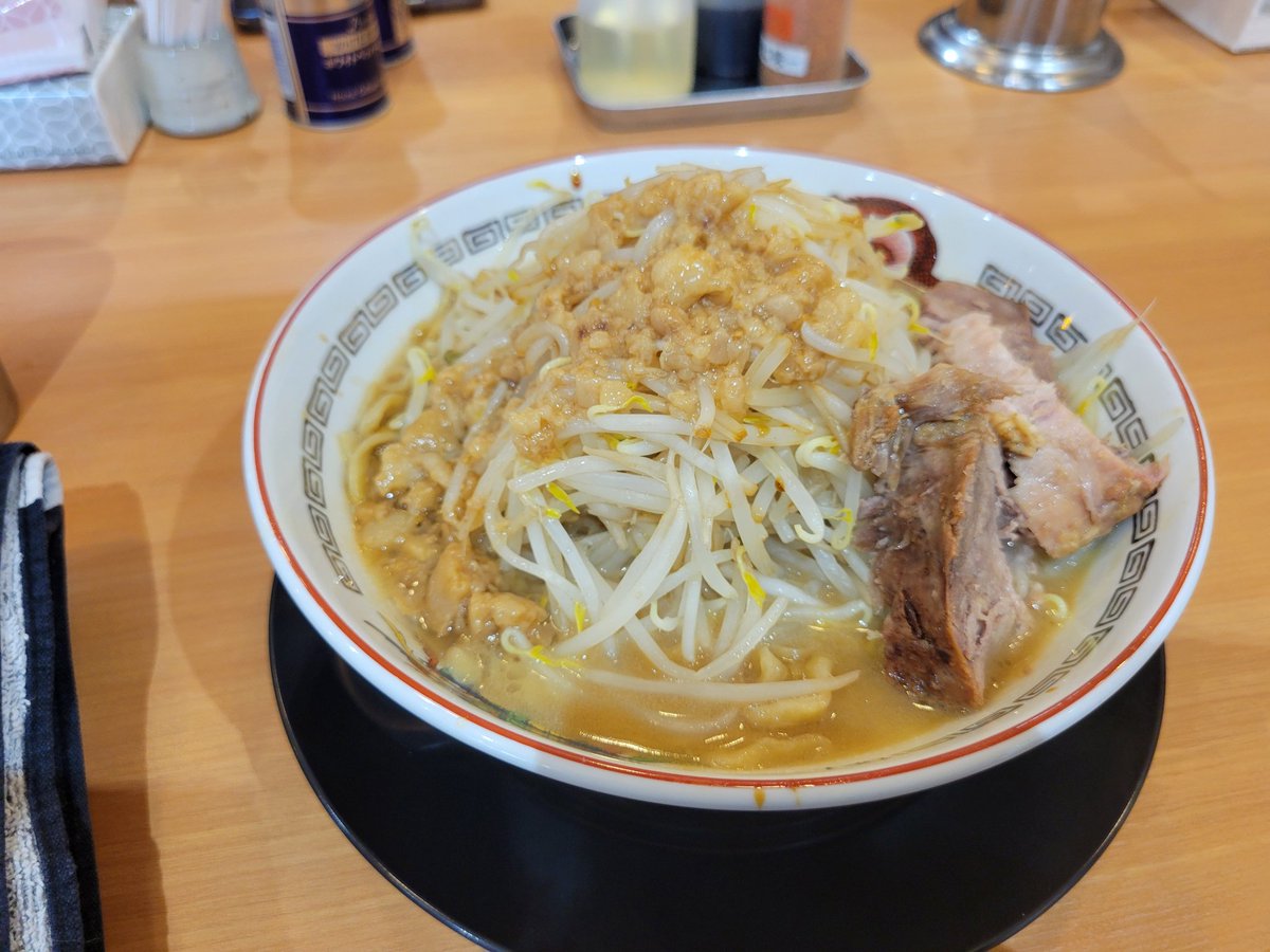 LS84476269's tweet photo. 仕事終わりに🍜　#豚の頂

先週オープンされた新店に✨

夕方でも中待ちありましたが早めに座れました、二郎初心者🔰でも気軽に入れるお店。食券を買っ���増やしたい所に⭕するだけ、ロットもないのでゆっくり食べれます😊

カラメ以外全増しオーダー！
美味しく完食でした😋 https://t.co/Np5d3gXnZ3