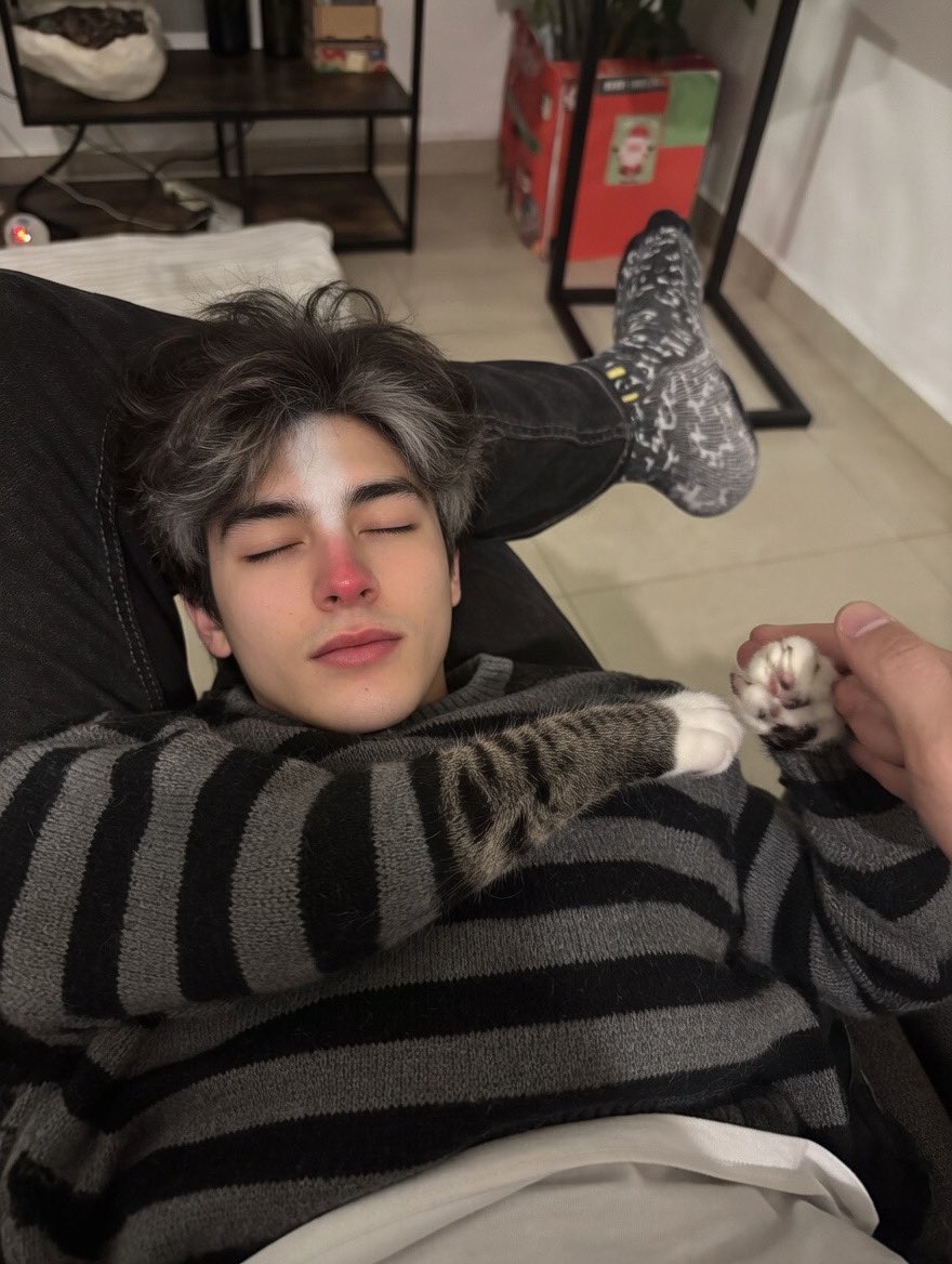 learsiasi's tweet photo. Jonsi humanizado es un k-pop star según la IA. https://t.co/2K0WX2vhnd