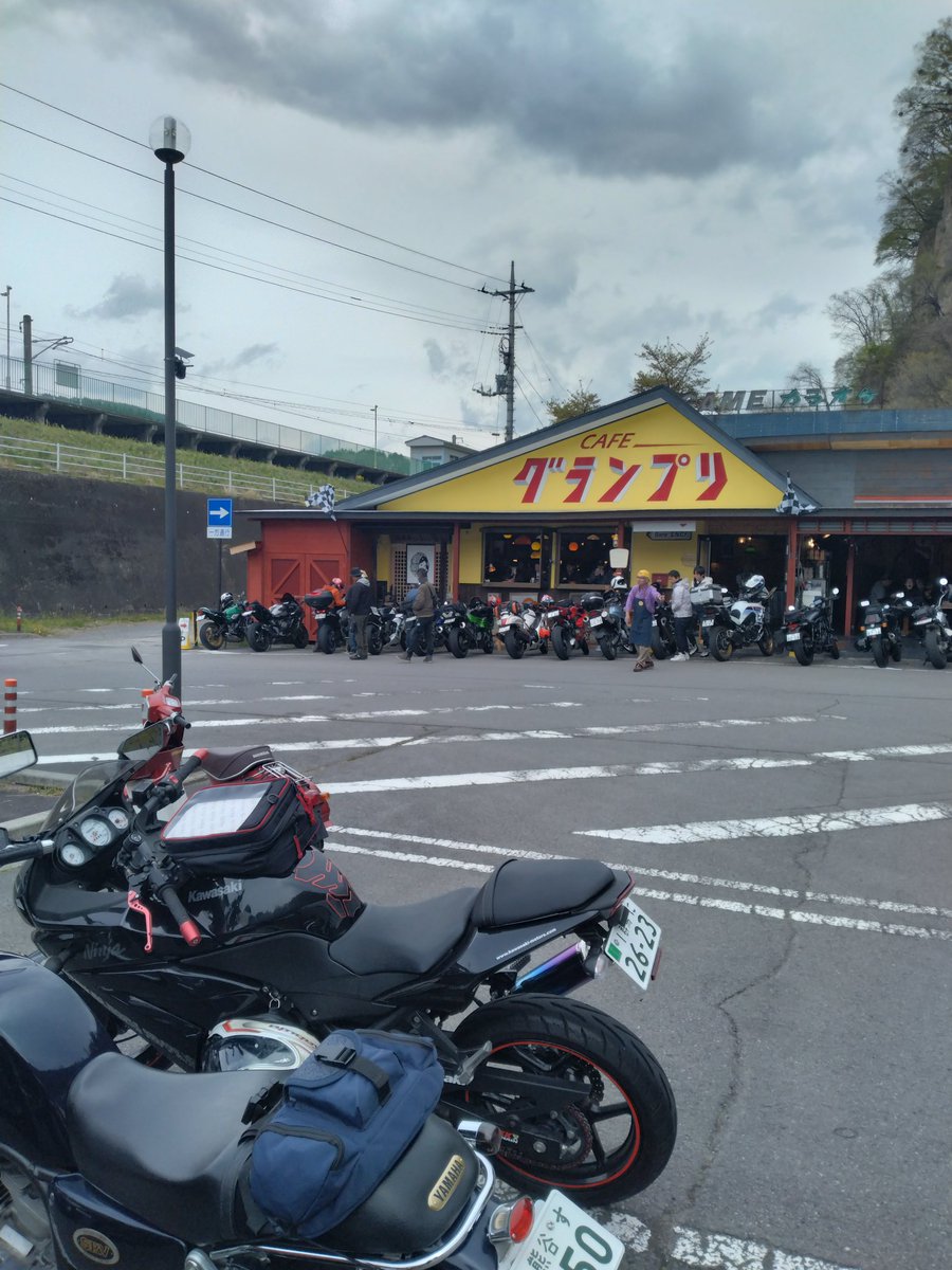 Mbdi2q29vpO2ZHi's tweet photo. 親友とグランプリ🏁に行って来ました!フル装備食べました🍔
#ツマコイナルド
#Ninja https://t.co/4fK0UDLWFS