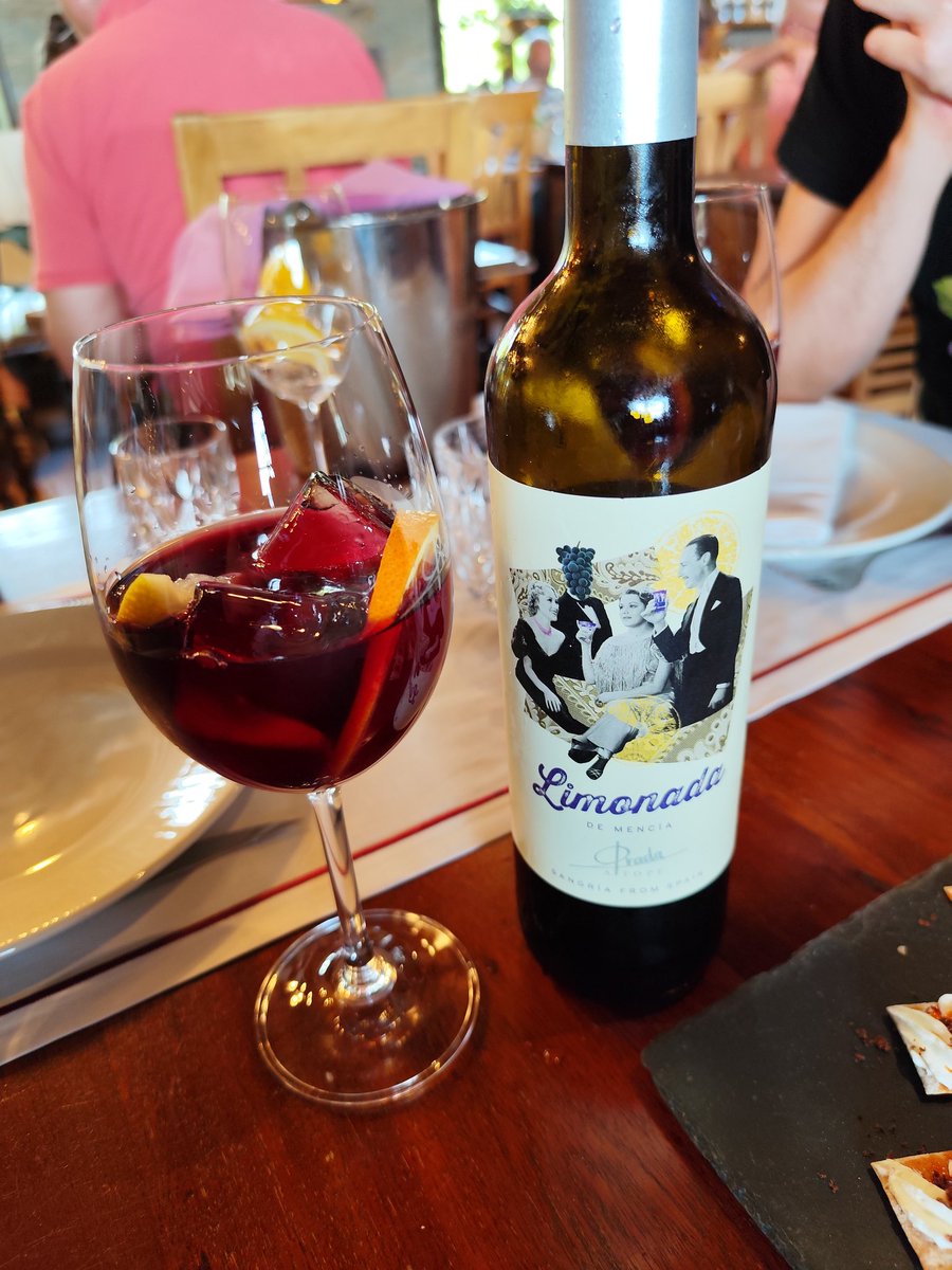 PAsturianu's tweet photo. Millones de gracias a quienes me recomendasteis PRADA A TOPE . ¡Vaya espectáculo! Comida, entorno, atención... José Luís, el dueño, es un máquina. 😄 Enamorado del #Bierzo, me hallo. https://t.co/AGmgZICgc9