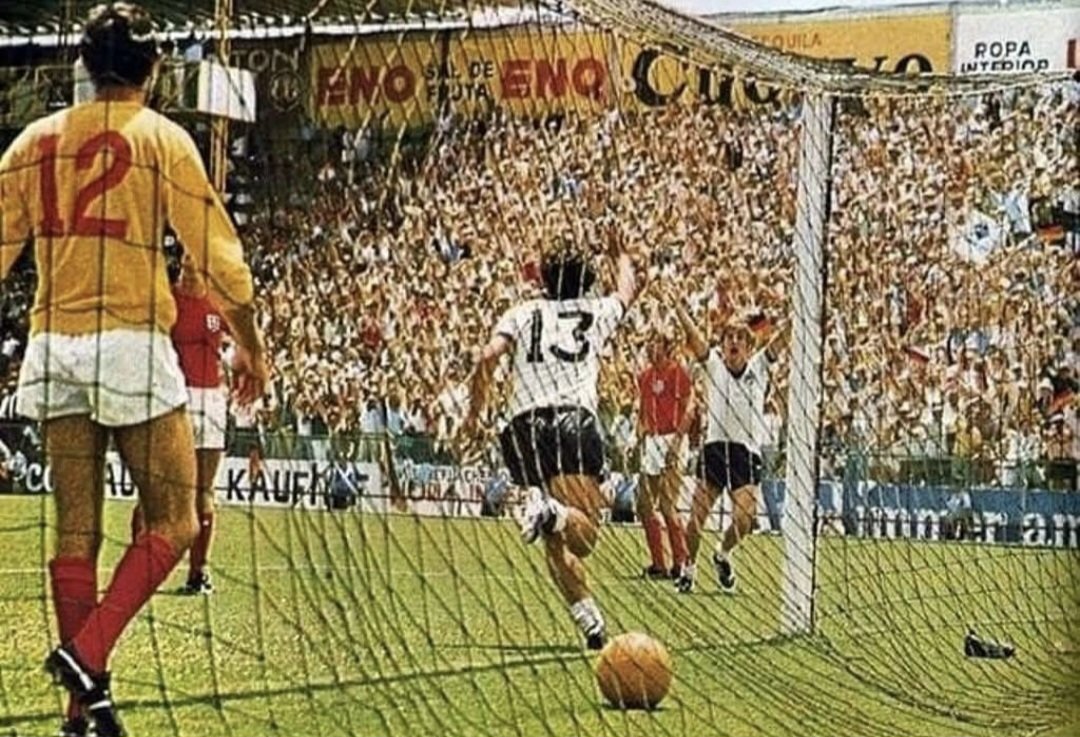 fussballgeekz's tweet image. West #Germany 🇩🇪 legend, Gerd Muller (13) wheels away after bagging the extra-time winner to defeat reigning champions, #England 🏴󠁧󠁢󠁥󠁮󠁧󠁿 in León at #WorldCup 1970 🇲🇽