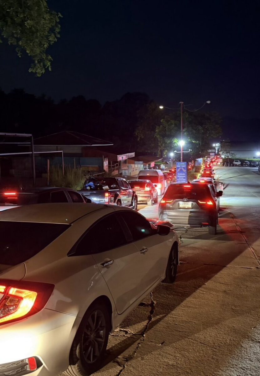 KhaosodEnglish's tweet photo. Heavy traffic sees tourists queue for hrs to board ferries to Ko Chang, with lines stretching 7 km. Last ferry departed at midnight after 18 hrs of continuous service, as over 24K visitors flooded in—driven by long holidays. Officials warn return trips could be worse. #KoChang https://t.co/ysDKDTIi0k