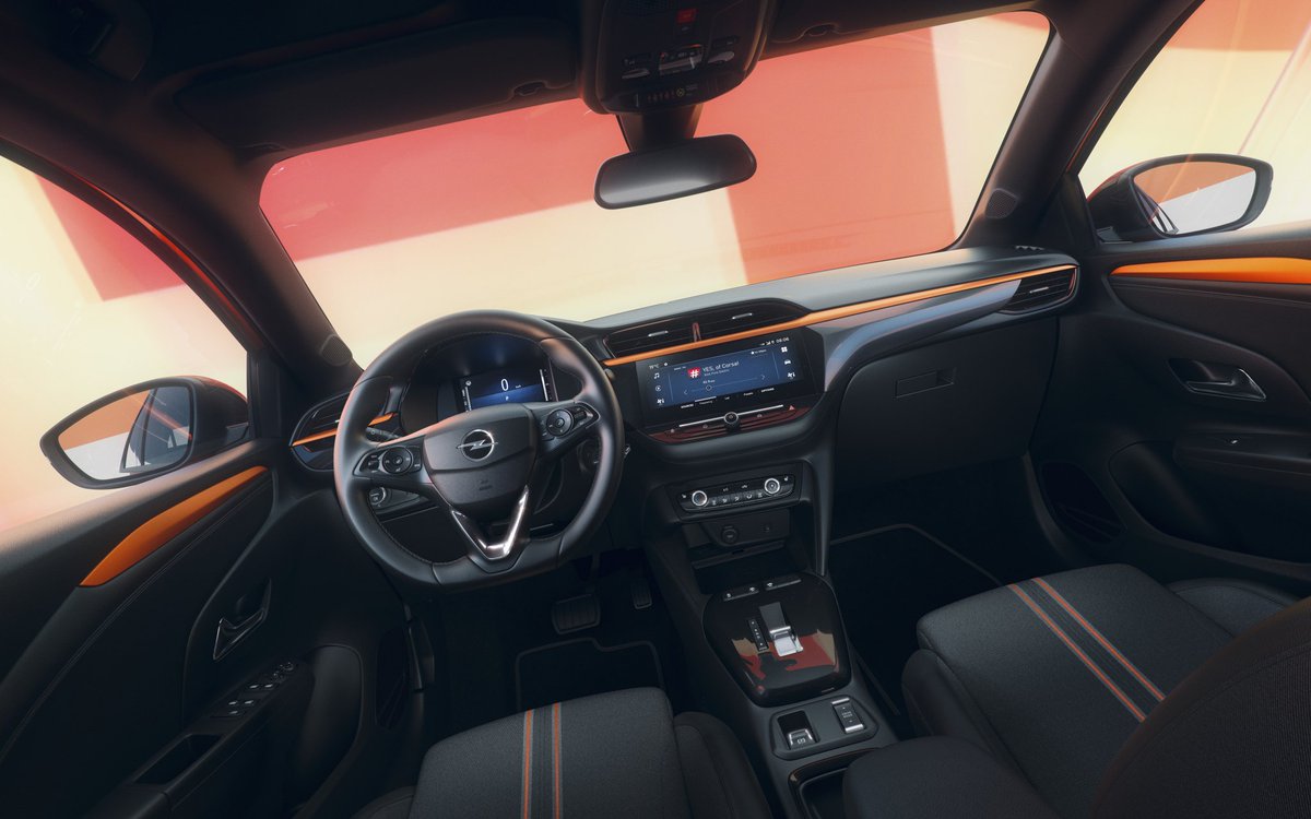 CarFlowJP's tweet photo. 【Opel「Corsa YES」】

・専用色「Koral Orange」
・カーボンブラックルーフ
・バイカラー16インチアルミホイール
・内装オレンジアクセント
・ヴィーガンレザーステアリングホイール
・10インチタッチスクリーン
・7インチメーターディスプレイ
・バックカメラ
・ICE/HEV/BEV
・🇩🇪€24,340〜

#Opel https://t.co/ULRtoTjlfp