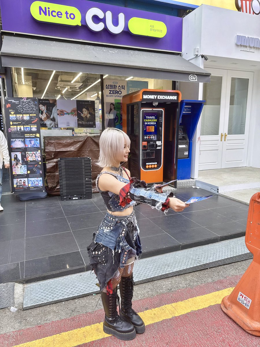 ライブハウス前でビラ配り😊
