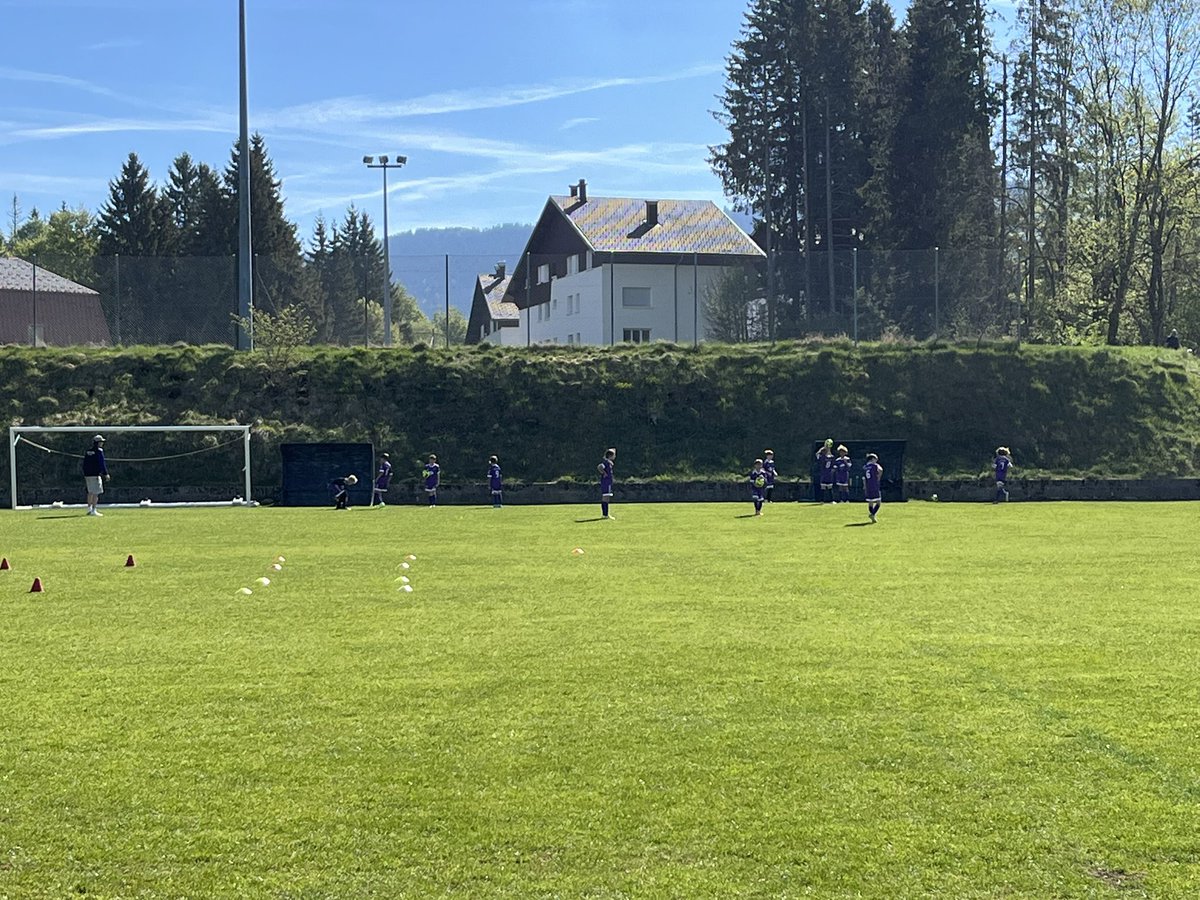 ShuzaLePadawan's tweet photo. Ce matin au Stade de l’Aube à @MairieRousses pour arbitrer les U11 du FC Haut Jura, avec nos couleurs🤍💜 pour préparer le match de notre OM!
« On n’a pas le même maillot mais on a la même passion »
💜Allez Violets, Allez!💜
#PeupleViolet
#FCNOM
#TeamOM
#AllezOM https://t.co/mQwNgSLZ0v