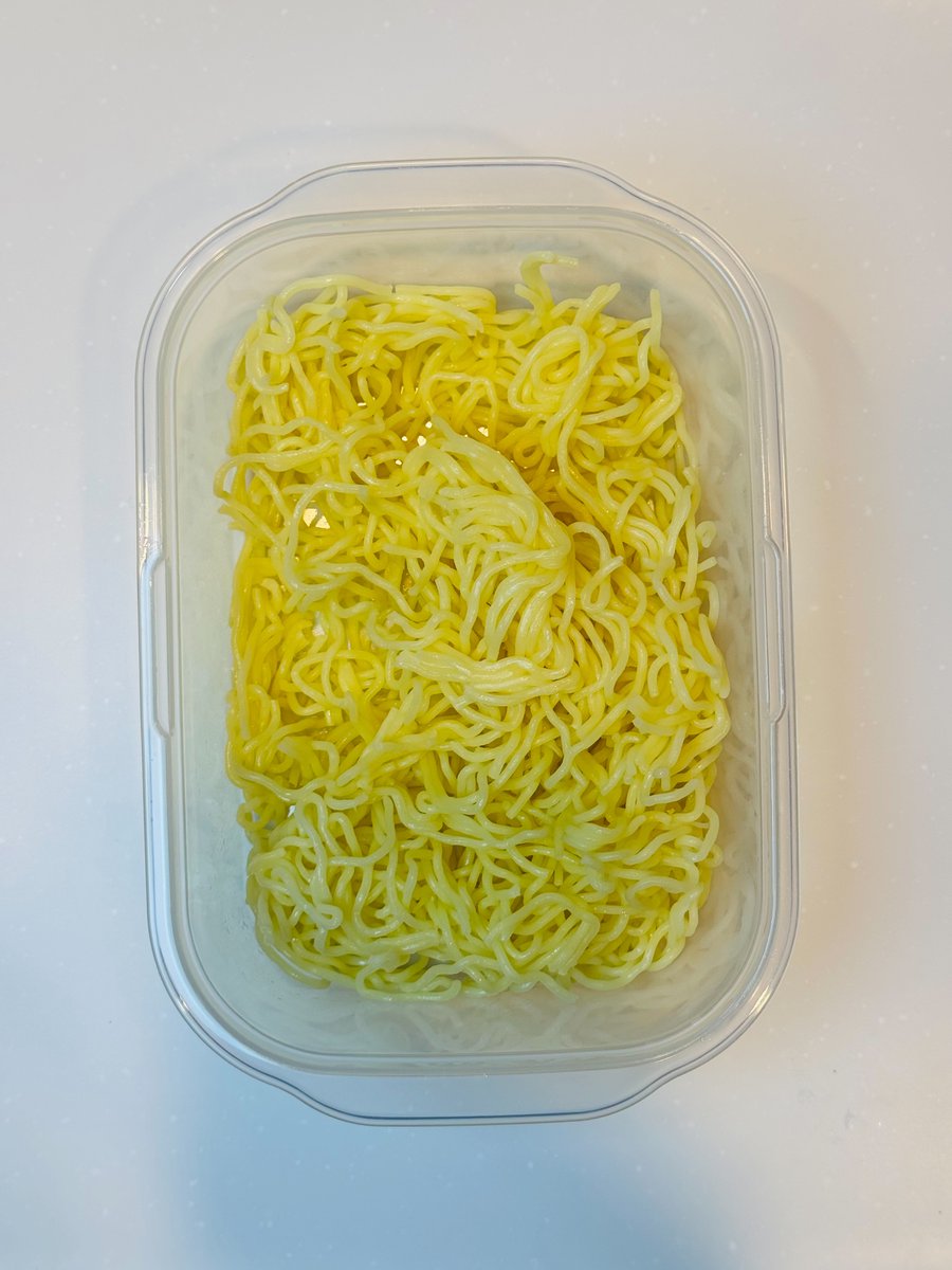 ys_docomoPro's tweet photo. 一気に5食作れる冷凍豚キムラーメンがガチでうまい。

【材料（1食分）】
中華麺…1玉
もやし…70g
豚バラ…40g
キムチ鍋の素…150ml
水…100ml
味の素…5振り
ごま油…小さじ1.5
にんにくチューブ…2cm

【作り方】
①中華麺をほぐしてタッパーに入れる
②ごま油いがいの材料をすべて入れて冷凍
③食べる時→600w6分レンチン
④ほぐして追加5分レンチン
⑤ごま油を回しいれて完成

【ポイント】
レンチン2回が面倒な人は半解凍→600w7分でもOK。
お肉に火が通っていれば食べれます！