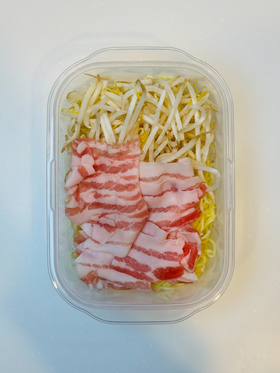 ys_docomoPro's tweet photo. 一気に5食作れる冷凍豚キムラーメンがガチでうまい。

【材料（1食分）】
中華麺…1玉
もやし…70g
豚バラ…40g
キムチ鍋の素…150ml
水…100ml
味の素…5振り
ごま油…小さじ1.5
にんにくチューブ…2cm

【作り方】
①中華麺をほぐしてタッパーに入れる
②ごま油いがいの材料をすべて入れて冷凍
③食べる時→600w6分レンチン
④ほぐして追加5分レンチン
⑤ごま油を回しいれて完成

【ポイント】
レンチン2回が面倒な人は半解凍→600w7分でもOK。
お肉に火が通っていれば食べれます！