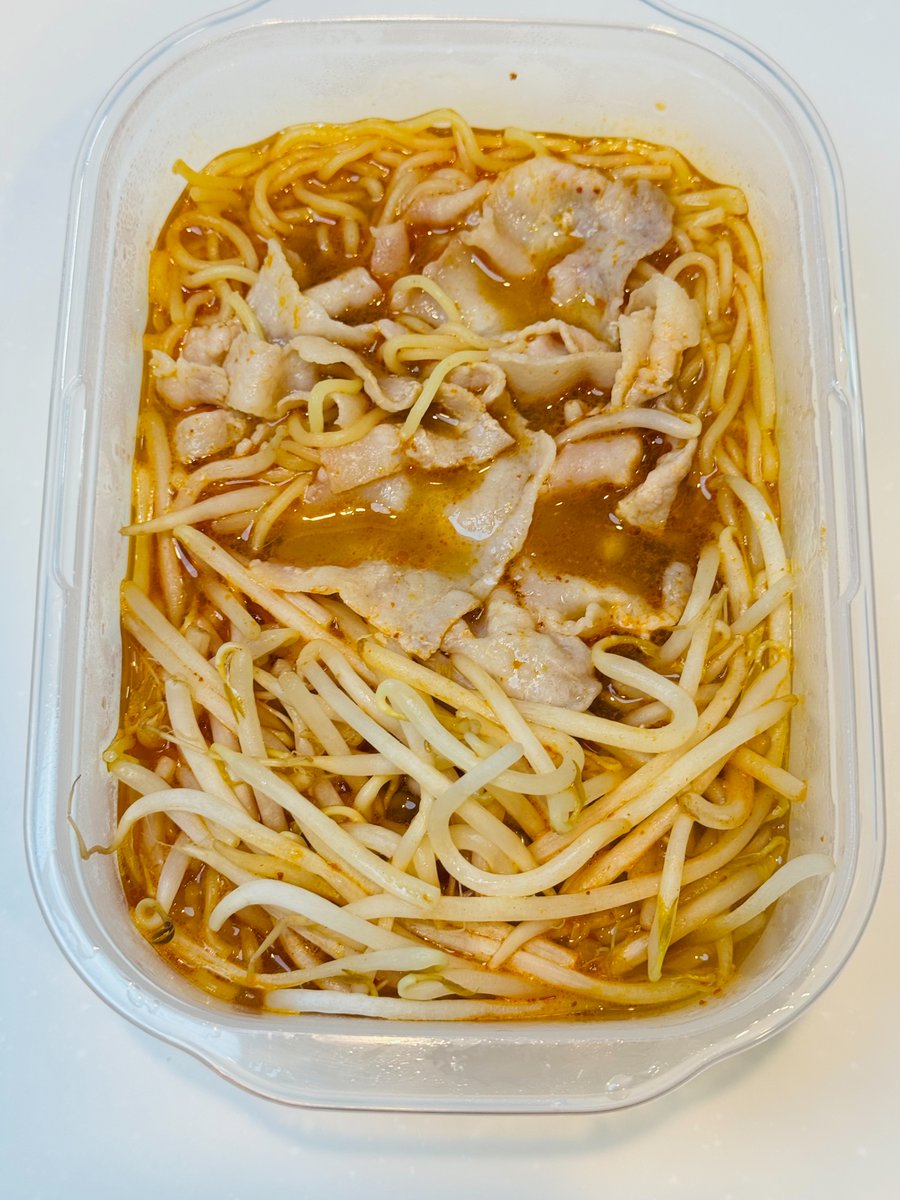 ys_docomoPro's tweet photo. 一気に5食作れる冷凍豚キムラーメンがガチでうまい。

【材料（1食分）】
中華麺…1玉
もやし…70g
豚バラ…40g
キムチ鍋の素…150ml
水…100ml
味の素…5振り
ごま油…小さじ1.5
にんにくチューブ…2cm

【作り方】
①中華麺をほぐしてタッパーに入れる
②ごま油いがいの材料をすべて入れて冷凍
③食べる時→600w6分レンチン
④ほぐして追加5分レンチン
⑤ごま油を回しいれて完成

【ポイント】
レンチン2回が面倒な人は半解凍→600w7分でもOK。
お肉に火が通っていれば食べれます！