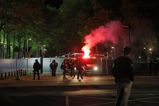 Ongeregeldheden bij RKC - Roda JC: Supporters bekogelen politie