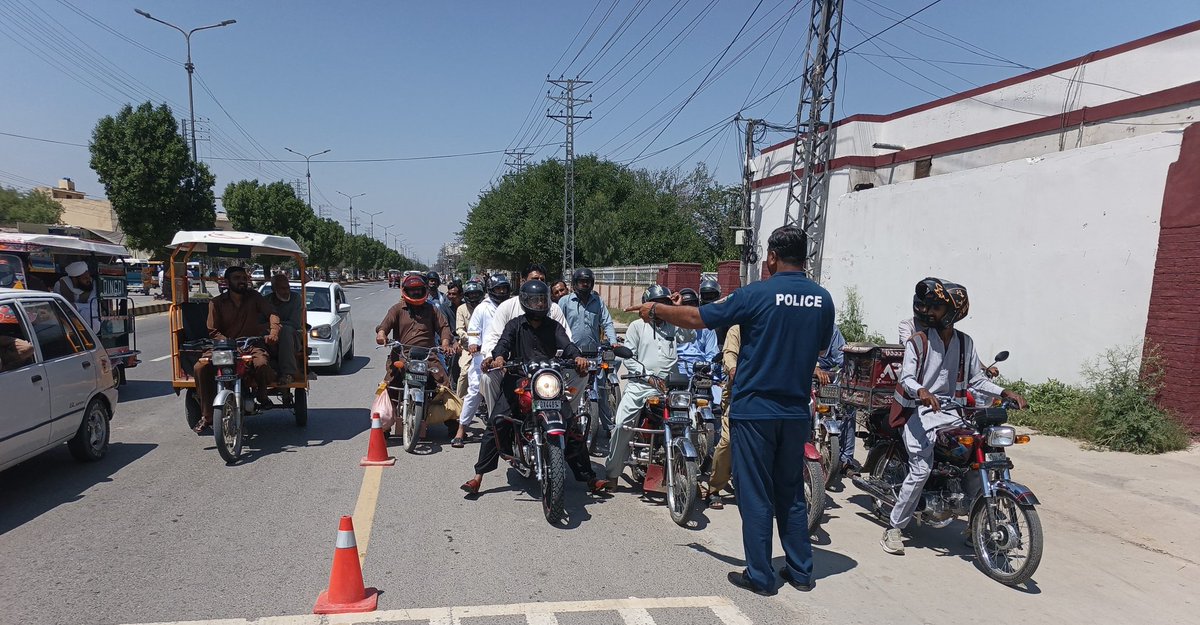 PunjabTraffic's tweet photo. ڈی ائی جی ٹریفک پنجاب محمد وقاص نذیر کے احکامات پر صوبہ بھر میں لائن لین سسٹم کے حوالے سے اگاہی مہم جاری ہے۔
لائن لین سسٹم کی خلاف ورزی ٹریفک کے بہاؤ میں خلل کا باعث بنتی ہے۔
#awareness #Laneline #SmoothFlow #publicawarenesscampaign
@DgprPunjab @GovtofPunjabPK @OfficialDPRPP @MaryamNSharif @TeamMNSharif