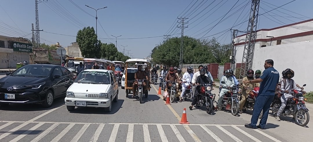 PunjabTraffic's tweet photo. ڈی ائی جی ٹریفک پنجاب محمد وقاص نذیر کے احکامات پر صوبہ بھر میں لائن لین سسٹم کے حوالے سے اگاہی مہم جاری ہے۔
لائن لین سسٹم کی خلاف ورزی ٹریفک کے بہاؤ میں خلل کا باعث بنتی ہے۔
#awareness #Laneline #SmoothFlow #publicawarenesscampaign
@DgprPunjab @GovtofPunjabPK @OfficialDPRPP @MaryamNSharif @TeamMNSharif