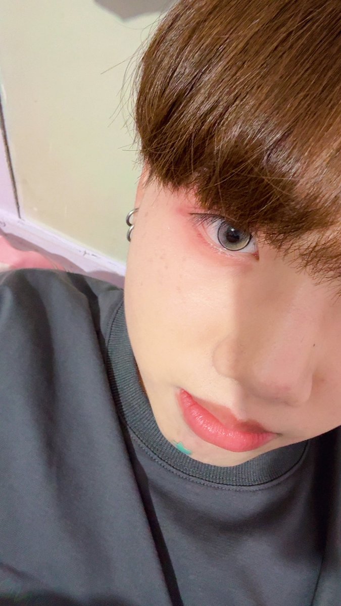 rayray1019's tweet photo. 歐買尬給我朋友畫臉好好看💗✨
但是我出門還是不會想化妝好可怕 https://t.co/tjjZ3zRaL2