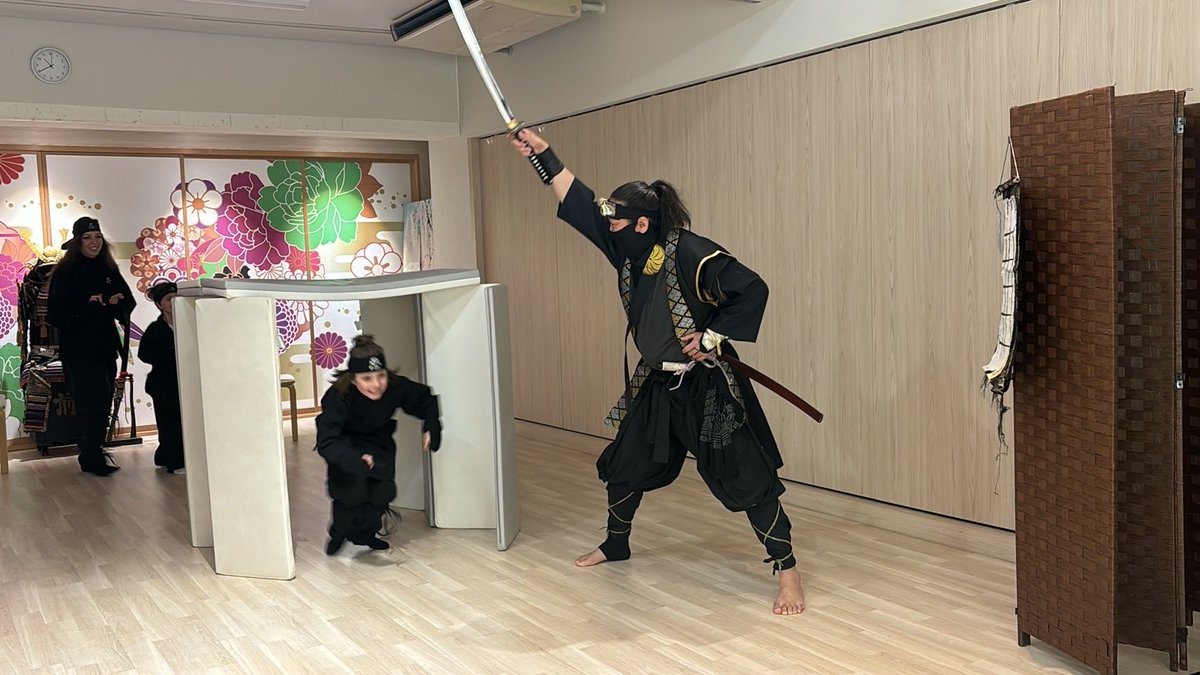 Nyaaaaa10ve's tweet photo. オランダ🇳🇱からお越しのご家族の忍者体験でした🥷

皆さん本や漫画で忍者の事を勉強してきてくださっていたようでいろんな質問があり、知識としても体験を満喫されてました✨

Heel erg bedankt!!

 #ninjaexperience  #忍者体験
 #スタジオことのは https://t.co/L670WPWAAH