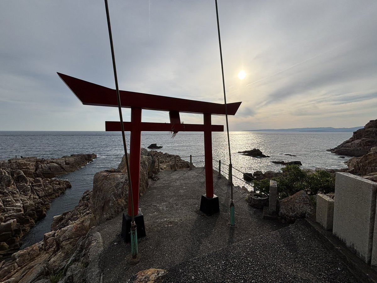 takuya_KICKASS's tweet photo. 四国最後の目的地竜王宮神社に来た！
お賽銭忘れちゃったけど道が大変すぎたので許してください https://t.co/TShTJrsg0q