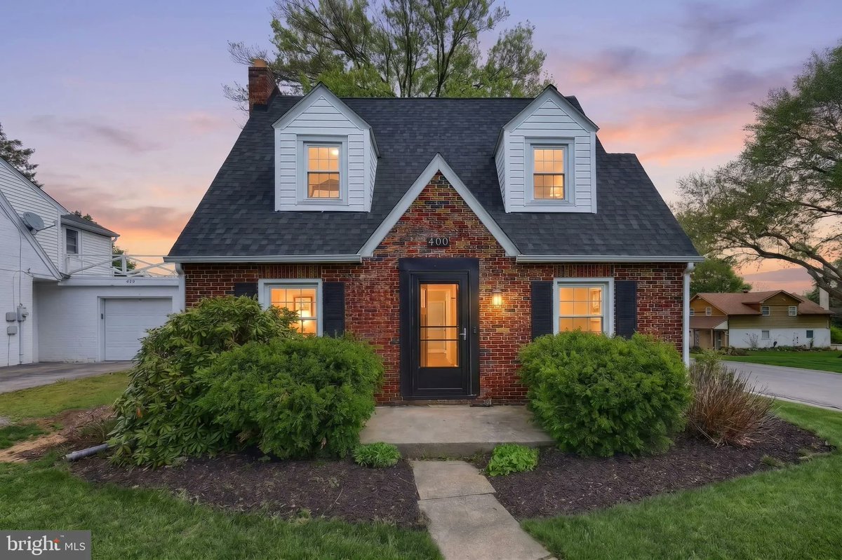 GinterGroup's tweet photo. 400 Edgehill Road, York, PA, 17403
3 bed | 1 bath 1637 Sq. Ft.
Active | 249900
https://t.co/JGY59NCOpA
Welcome home to this delightful 3-bedroom Cape Cod that blends classic charm with everyday functionality. Step into a warm and inviting living room featuring a cozy... https://t.co/dI0Hsa97q0