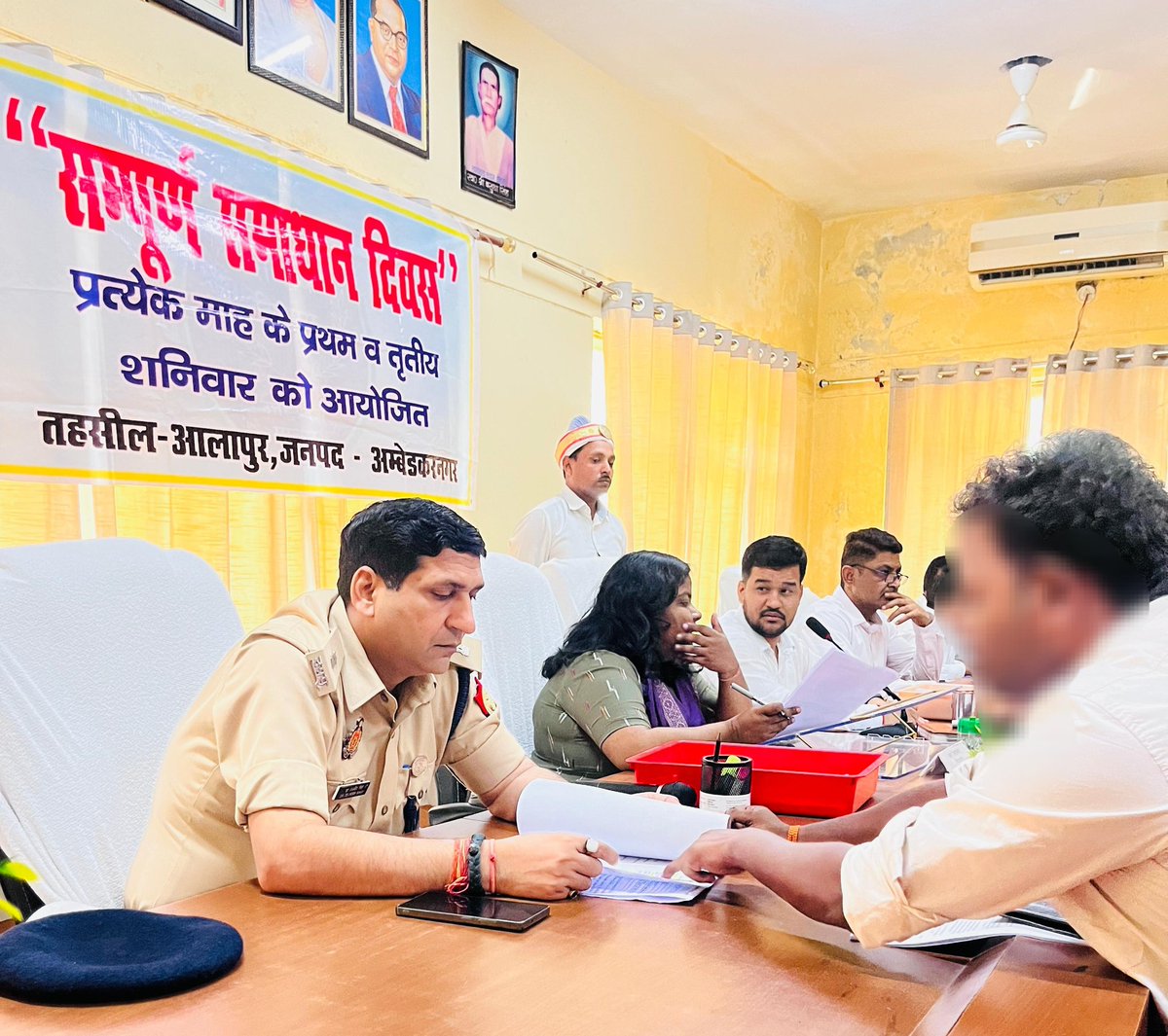 ambedkarnagrpol's tweet image. सम्पूर्ण समाधान दिवस पर #ADM_ABN #ASP_पूर्वी डॉ0 तेजवीर सिंह द्वारा अन्य अधिकारीयों के साथ तहसील आलापुर सभागार में जनसुनवाई कर प्राप्त प्रकरणों में पुलिस व राजस्व की टीमों को गुणवत्तापूर्ण व समयबद्ध निस्तारण हेतु आवश्यक दिशा निर्देश दिए जा रहे है।
@prachiIPS
#UPPolice