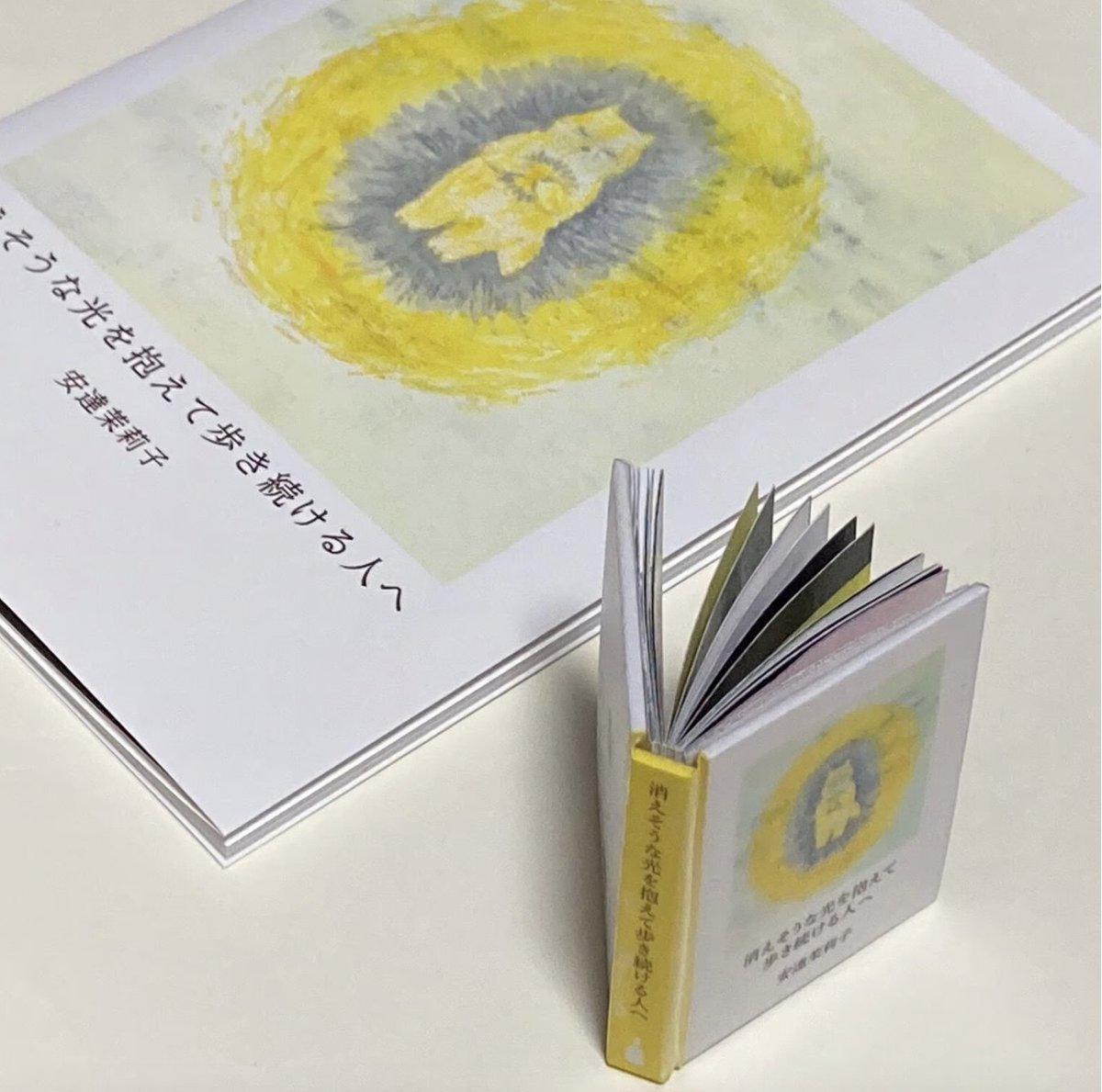 beniceinc's tweet photo. 文学フリマ東京42（5/4）＜て-11・12＞で並べます！
ビーナイスの本屋さん⑥

��達茉莉子オールカラーイラスト詩集
『消えそうな光を抱えて歩き続ける人へ』（ビーナイス）

「小さな光が生まれて私は私を見つけた」

手のひらサイズハードカバー豆本が作れる工作キットもあります。 https://t.co/39HyVFNAos