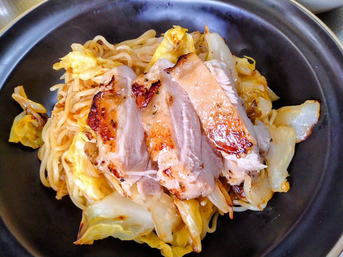 say1462's tweet photo. 塩焼きそばにチキンソテー
#おうちごはん　#春キャベツ https://t.co/aj4T6BYY1r