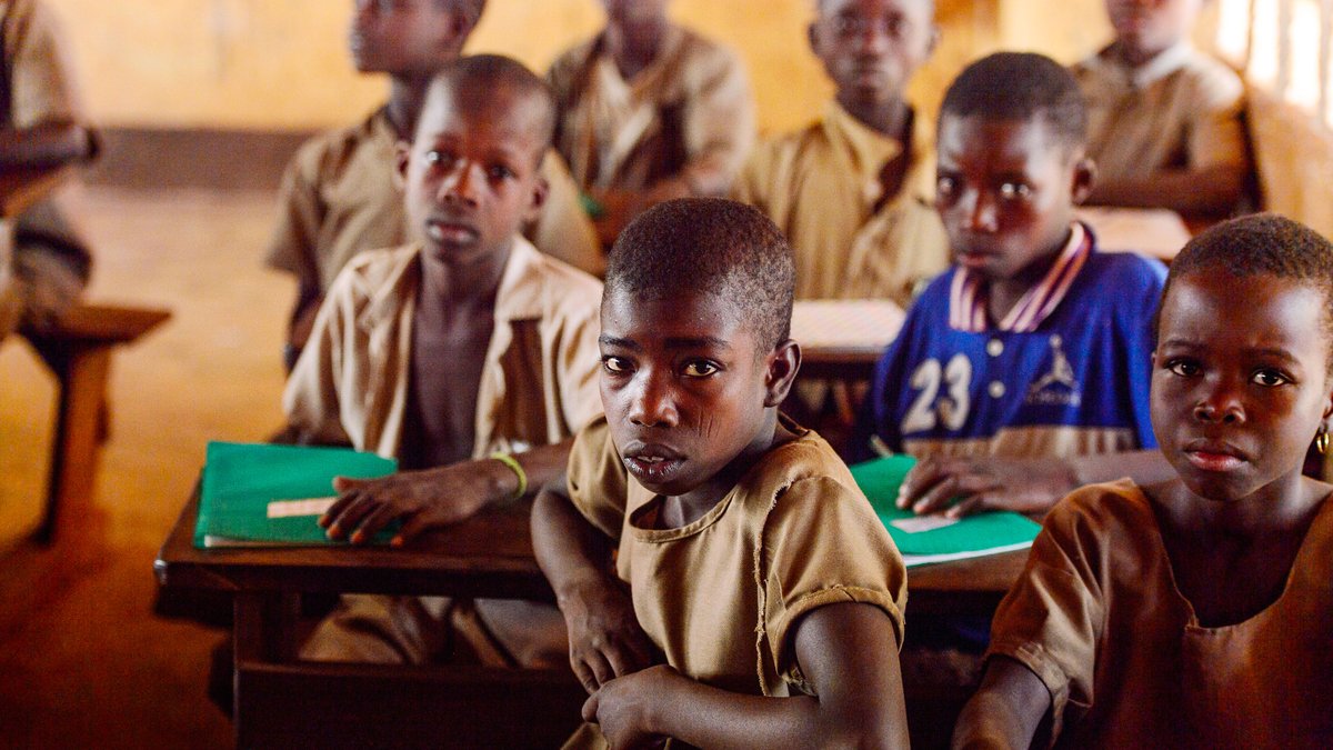 republicoftogo's tweet image. Le #bâton a encore la vie dure dans les salles de #classe. Malgré les orientations du ministère de l'#Éducation nationale, les #châtiments corporels persistent dans de nombreux établissements scolaires, au détriment du bien-être et de la réussite des #élèves #Togo