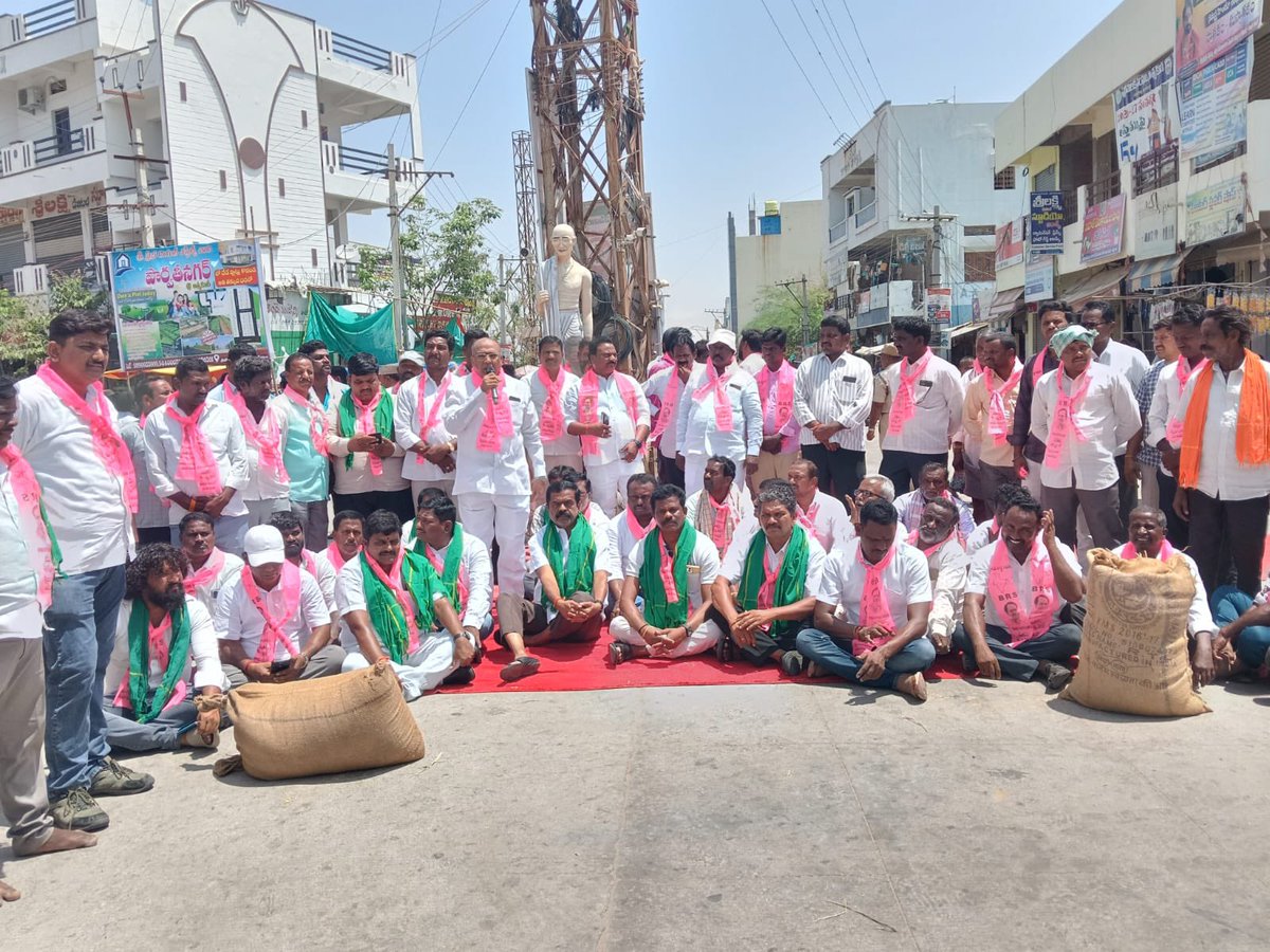 MakthalC's tweet photo. ఆత్మకూరు మండలంలో వడ్ల కొనుగోలు జరగక రైతులు ఇబ్బందులు పడుతున్న నేపథ్యంలో @BRSparty ధర్నా. మాజీ ఎమ్మెల్యే @ChittemRRTRS గారు పాల్గొని కాంగ్రెస్ ప్రభుత్వ వైఫల్యాలను తీవ్రంగా విమర్శించారు. వెంటనే వడ్లు కొనుగోలు చేయాలని, లేదంటే పెద్ద ఎత్తున నిరసనలు ఉంటాయని హెచ్చరించారు. https://t.co/GV4qpHyH3F