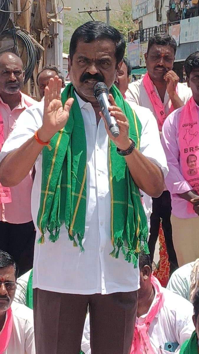 MakthalC's tweet photo. ఆత్మకూరు మండలంలో వడ్ల కొనుగోలు జరగక రైతులు ఇబ్బందులు పడుతున్న నేపథ్యంలో @BRSparty ధర్నా. మాజీ ఎమ్మెల్యే @ChittemRRTRS గారు పాల్గొని కాంగ్రెస్ ప్రభుత్వ వైఫల్యాలను తీవ్రంగా విమర్శించారు. వెంటనే వడ్లు కొనుగోలు చేయాలని, లేదంటే పెద్ద ఎత్తున నిరసనలు ఉంటాయని హెచ్చరించారు. https://t.co/GV4qpHyH3F