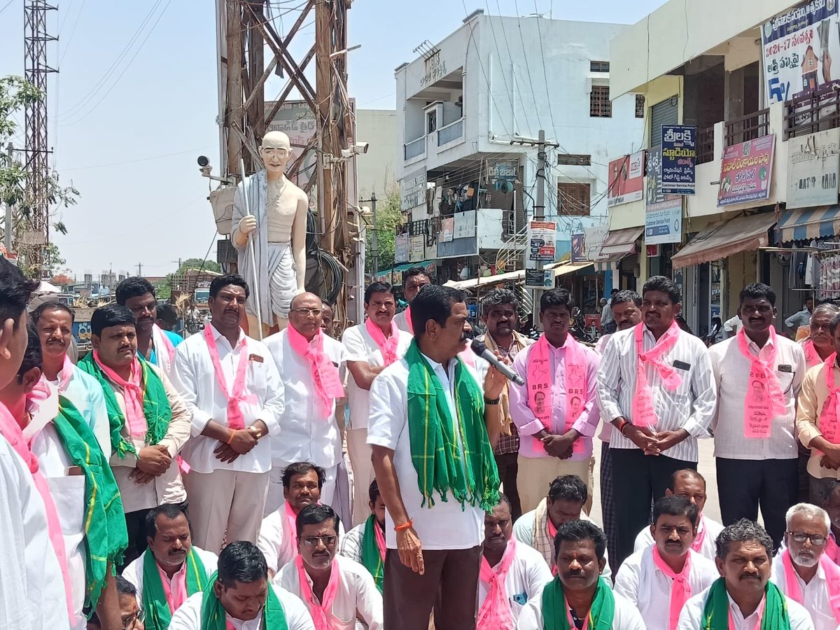 MakthalC's tweet photo. ఆత్మకూరు మండలంలో వడ్ల కొనుగోలు జరగక రైతులు ఇబ్బందులు పడుతున్న నేపథ్యంలో @BRSparty ధర్నా. మాజీ ఎమ్మెల్యే @ChittemRRTRS గారు పాల్గొని కాంగ్రెస్ ప్రభుత్వ వైఫల్యాలను తీవ్రంగా విమర్శించారు. వెంటనే వడ్లు కొనుగోలు చేయాలని, లేదంటే పెద్ద ఎత్తున నిరసనలు ఉంటాయని హెచ్చరించారు. https://t.co/GV4qpHyH3F