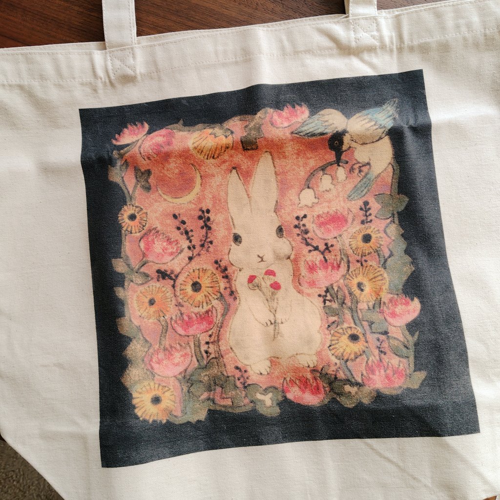 GW初日はレッスンの後、芙雨（<a href="/cafemafty/">芙雨（ふう）</a>）さんの個展へ。 
どの作品も優しい色彩で温かくて「好き！」って感じ。
何種かあったトートバックは迷って迷って、やっぱり🐰に。
レッスンバッグによさそう
芙雨さんにも山田さんにもお久しぶりにご挨拶できて良かったー。