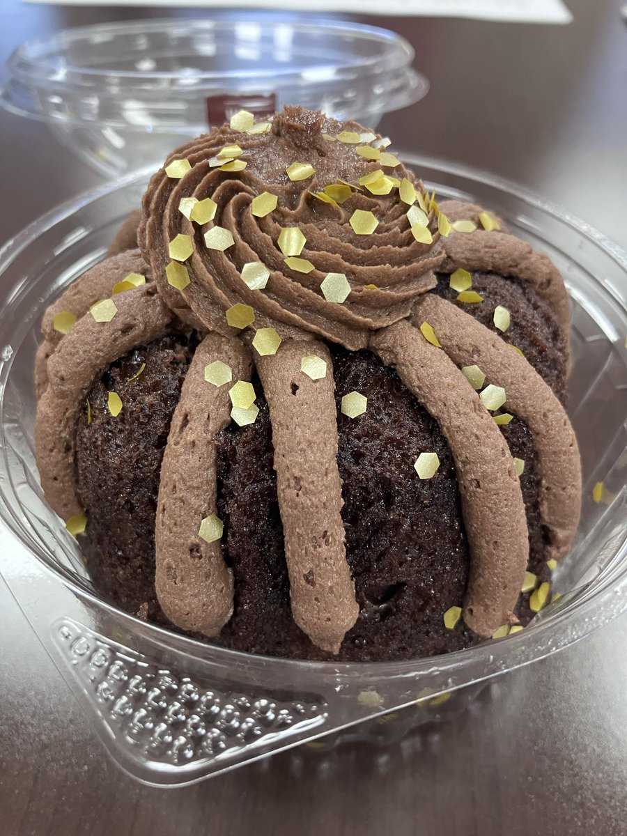 janemhealy's tweet image. A little Bundt cake decorated with #style #DailyPictureTheme