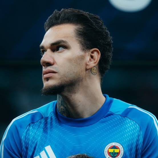 aykiri's tweet photo. Fenerbahçe’de Ederson kararı seçime bırakıldı!

Fenerbahçe Kulübü’nde kaleci Ederson’un takımdaki geleceğine ilişkin kritik karar, Haziran ayında yapılacak olağan genel kurul sonrasına ertelendi.

Sabah Gazetesi’nin haberine göre Sadettin Saran yönetimi, Brezilyalı kaleciyle ilgili tasarrufu 6-7 Haziran 2026 tarihlerinde gerçekleştirilecek seçimli genel kurulda göreve gelecek yeni yönetime devretme kararı aldı.