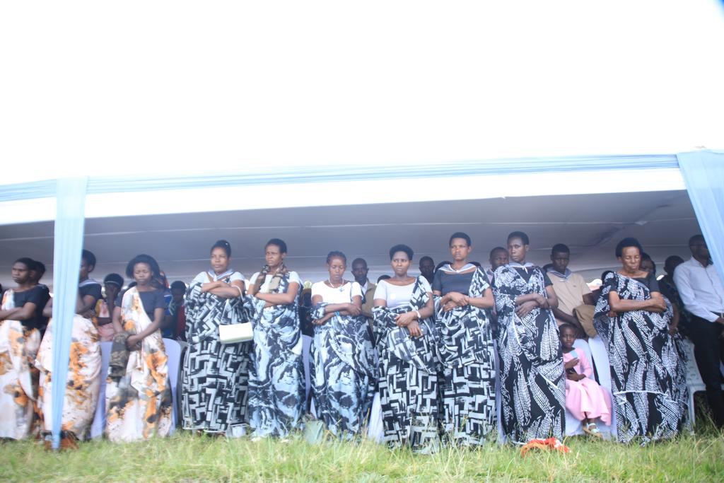RutsiroDistrict's tweet photo. #Rutsiro: mu Murenge wa Boneza, ku kigo cy'amashuri cy'Indashyikirwa, habereye igikorwa cyo #Kwibuka32 Jenoside yakorewe #Abatutsi mu 1994. Hon. @uwiringiyimanap na Meya @dative_kayitesi bifatanyije n'abaturage mu gikorwa cyo kwibuka. @RwandaLocalGov 1/2 https://t.co/m07xRESKJ7