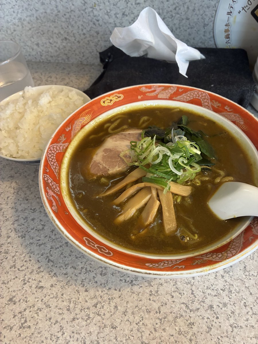 tomotaga31's tweet photo. 地元民が教えてくれた室蘭つるつる屋さんのカレーラーメン。
常にお客さんが入ってくる繁盛店で皆カレーラーメンを注文してた(笑)
なかなかスパイシーで汗だくになるけど美味しかったです🍜 https://t.co/6lhVMQhD7U